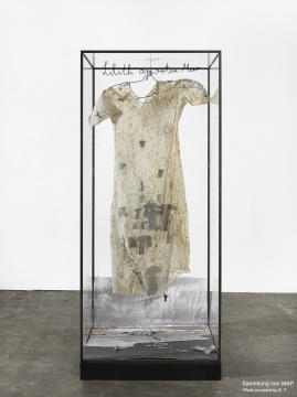 《莉莉丝在红海》 115×101×228cm 纺织材料、土、钢框架 1990
《莉莉丝在红海》 115×101×228cm 纺织材料、土、钢框架 1990