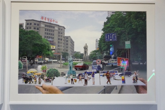 《街景-海珠广场》 85 x 128 cm 照片 1999 《街景-海珠广场》 85 x 128 cm 照片 1999