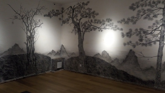 二楼展厅内，吴小武用碳灰所画作品《重复山》
