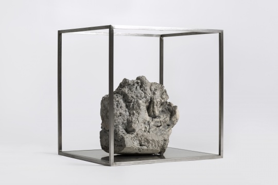 《虚实3》24 × 26 × 23 cm (雕塑)  50 × 45 × 50 cm (不锈钢架子) 水泥、石灰、不锈钢 2014 - 2016
