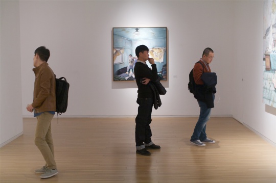 展览现场驻足的观众
展览现场驻足的观众