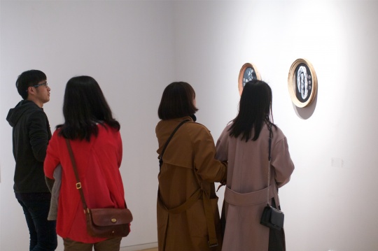 展览现场驻足的观众 展览现场驻足的观众