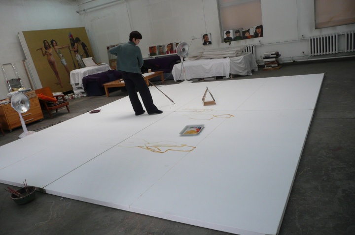 在工作室创作的喻红
在工作室创作的喻红