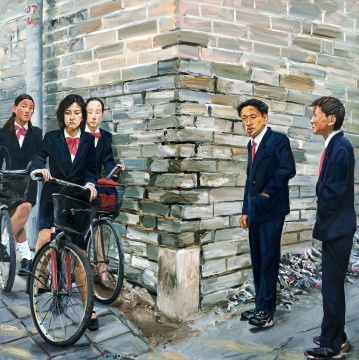 Lot 108 刘小东 《自古英雄出少年》 200×200cm 布面油画 2000

估价：1200万-1800万元

 

李苏桥：刘小东的《自古英雄出少年》，作品与作者不用讨论了，属于名人名作，值得注意的是这个估价；到底算不算贵？其实刘小东作品中市场价格高于此的不少！中国人购买力行吗？听说38岁的罗马尼亚艺术家Adrian Ghenie在伦敦的900万美元成交纪录也是中国人创造的！所以这件作品一方面是在考验嘉德拍卖的招商能力，另一方面是在考验中国富人对本国当代艺术的信心与热情，对前者我不怀疑，对后者最近一直忧心重重。

黄予：刘小东是中国最重要的当代艺术家之一，我们都知道他90年代创作的一系列经典作品在中国美术史上具有重要的学术价值。进入千禧年后，他又创作出一系列大幅巨作，从人与社会的思考，转向人与社会与环境的现实思考，而这件《自古英雄出少年》正是他承前启后的一件重要转折作品，也取材于第六代导演王小帅的经典电影《十七岁的单车》，该电影还获得第51届柏林电影节银熊奖。所以说，我认为作为当下中国最重要的艺术家和文艺片导演，其作品的历史价值和艺术价值十分重要。

伍劲：众所周知，这是刘小东的重要作品，在他刚刚创作出来的时候就引起了强烈的反响。根据电影剧照的创作，而女主角后来也成为了明星……种种理由，都把这件作品推上了不能忽略的地位。刘小东2003、2004年开始转向写生，所以这样的主题性绘画就更少了，近十年来刘小东的作品已经不是这个样式了，这就是特定时期的面貌。

 

推荐作品二：王广义 《凝固的北方极地——大玩偶》——通过一件作品判断F4们的市场是否走出谷底很难，但还是值得期待与参考
