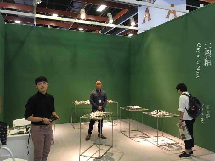 同台湾文化部携手画廊协会打造“Made In Taiwan台湾新人推荐特区”,推出了艺术家×画廊的模式,协助年轻艺术家认识商业的同时学会向观众介绍自己的作品。
同台湾文化部携手画廊协会打造“Made In Taiwan台湾新人推荐特区”,推出了艺术家×画廊的模式,协助年轻艺术家认识商业的同时学会向观众介绍自己的作品。