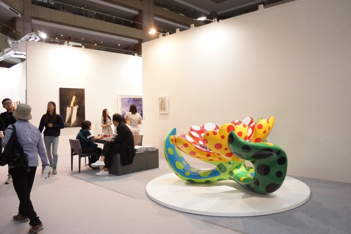 索卡画廊展出,除了带了长期合作的洪淩、梁铨、谭军等艺术家之外,还带来了草间弥生现场最大的户外装置,目前正在75万美金的价位上寻找买家。
索卡画廊展出,除了带了长期合作的洪淩、梁铨、谭军等艺术家之外,还带来了草间弥生现场最大的户外装置,目前正在75万美金的价位上寻找买家。
