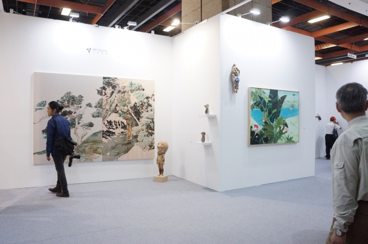 台湾也趣画廊在展厅得天独厚的地理位置和在台湾的影响力,其年轻艺术家作品也在开幕两天之内几乎全部售空。
台湾也趣画廊在展厅得天独厚的地理位置和在台湾的影响力,其年轻艺术家作品也在开幕两天之内几乎全部售空。