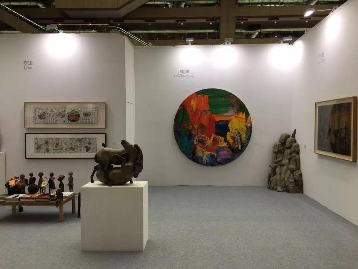 玉兰堂画廊展位的尹朝阳在随后的公众开放日颇为热门,众多人询价。
玉兰堂画廊展位的尹朝阳在随后的公众开放日颇为热门,众多人询价。
