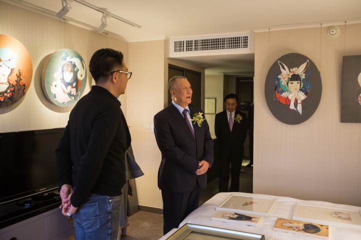 首届“6075” 中华人民共和国全国政协副主席何厚铧先生等领导参观华氏画廊艺术家贺娟参展房间
首届“6075” 中华人民共和国全国政协副主席何厚铧先生等领导参观华氏画廊艺术家贺娟参展房间