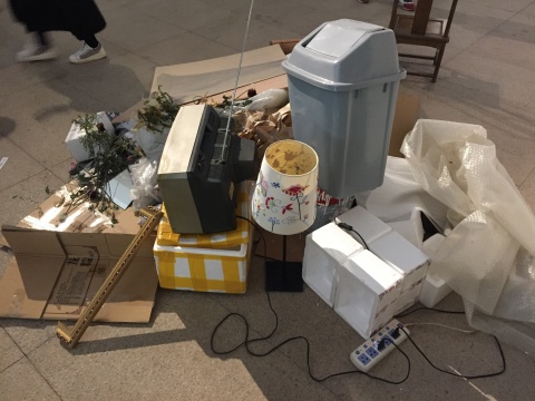 展厅地上堆放着的“生活垃圾”
