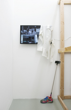 刘野夫《浮点》 单频高清录像装置，运动鞋，自拍杆，白色衬衫  彩色有声 尺寸可变 9分24秒  2015
