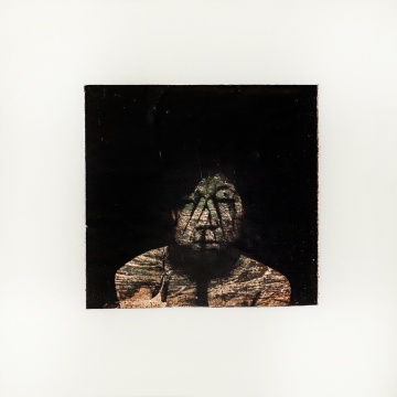 《石头上的肖像 2》 2012，胶片，综合材料，15×15 cm