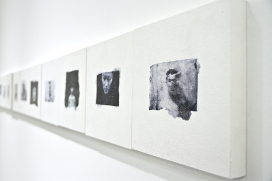 本次展览挑选了艺术家自2011年至2016年为止的部分摄影约上百件作品展示
本次展览挑选了艺术家自2011年至2016年为止的部分摄影约上百件作品展示
