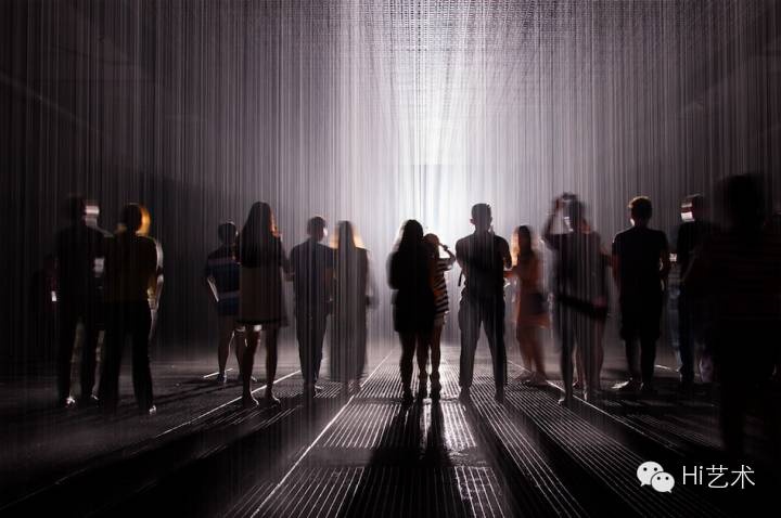 2015年9月大型互动艺术装置作品 “雨屋”登陆余德耀美术馆，观众可以尽情享受雨中漫步的浪漫，却又不会被淋湿
