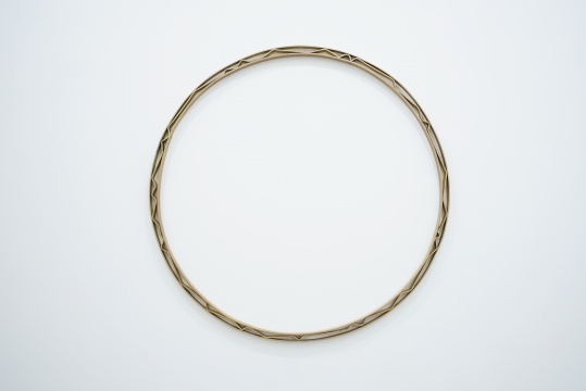 廖斐 《125/120/115》 120×3cm 黄铜 2016 廖斐 《125/120/115》 120×3cm 黄铜 2016