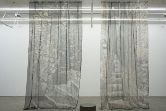 Antonia Low 《奥莱瓦诺罗马诺小镇》450×280cm 丝绸打印 2016
Antonia Low 《奥莱瓦诺罗马诺小镇》450×280cm 丝绸打印 2016