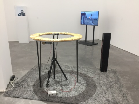 近处：冯晨 《W》 108×120×108cm 木质电器、音响、电机、机械部分 2015

远处：冯晨 《独眼》 11分28秒 单频高清录像、彩色、有声 2013-2014
