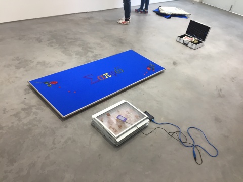 朝恩·雅浸 《跪着的书桌：萨福》、《坐着的书籍：残篇47》

萨福是古希腊女诗人，也是第一个公开的女同性恋者
