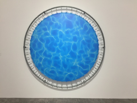 童义欣 《泳池蹦床》 244×244×12cm 蹦床、乙烯喷墨打印、谈话 2016
