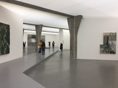 展览现场特地搭建了一条过道,贯穿着整个展览
展览现场特地搭建了一条过道,贯穿着整个展览
