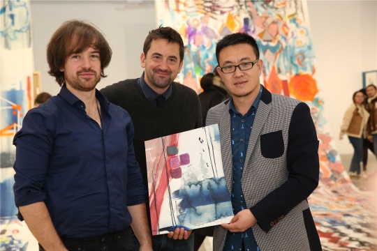 艺术家Celyn Bricker、策展人Charlie Dutton与艺术爱好者合影 艺术家Celyn Bricker、策展人Charlie Dutton与艺术爱好者合影