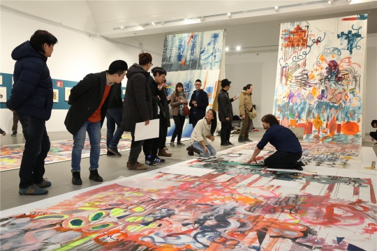 大型纸上作品《向下滚动》
大型纸上作品《向下滚动》