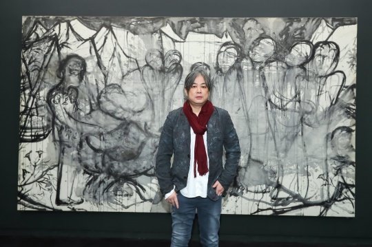 艺术家杨福东先生与其布上水墨作品
