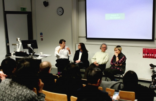 与会学者右起:Scott Lash, Birgit Hopfene, Barry Shwabsky,曹斐
与会学者右起:Scott Lash, Birgit Hopfene, Barry Shwabsky,曹斐