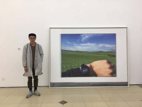 艺术家林科站在作品《什么时间》旁边 图片由Bank提供
艺术家林科站在作品《什么时间》旁边 图片由Bank提供