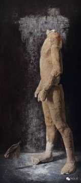 Lot 3777 石冲 《行走的人之二》 180×80cm 布面油画 1994
估价:1200万-1800万元
林松:石冲直接将观念、装置列入了绘画,并以写实手法呈现。《行走的人》系列除了绘画技巧和观念的突破,和时代气息也有重大关联。这件《行走的人之二》以侧面的形象呈现,表达细致入微。《行走的人》刚在嘉德拍卖由于估价过高流标,这件《行走的人之二》估价更为合理,美术馆级别的藏家是值得关注的。
推荐作品十二:王兴伟 《进化的步伐》——四张一组、而且一组都这么好就更难得
Lot 3777 石冲 《行走的人之二》 180×80cm 布面油画 1994
估价:1200万-1800万元
林松:石冲直接将观念、装置列入了绘画,并以写实手法呈现。《行走的人》系列除了绘画技巧和观念的突破,和时代气息也有重大关联。这件《行走的人之二》以侧面的形象呈现,表达细致入微。《行走的人》刚在嘉德拍卖由于估价过高流标,这件《行走的人之二》估价更为合理,美术馆级别的藏家是值得关注的。
推荐作品十二:王兴伟 《进化的步伐》——四张一组、而且一组都这么好就更难得