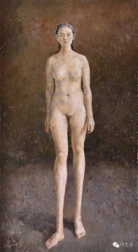 Lot 3921 王音 《栖栖》 256×140cm 布面油画 2007
估价:80万-100万元
郑林:2008年蜂巢展览里,出现了一批类似的“长腿女人”作品,这张作品塑造的相对完整,背景颜色变化和笔触处理都很细腻,应该是王音作品里有反复处理过、付出精力比较多的一件作品。一般王音的作品中,人物和背景的关系更趋向于整体化,但这张作品则相对复杂些,把人和空间的关系变成主体,画面就显得很有分量。
推荐作品二十:叶永青 《村外·照镜子的少女》——无疑是具有重要的学术及收藏价值
Lot 3921 王音 《栖栖》 256×140cm 布面油画 2007
估价:80万-100万元
郑林:2008年蜂巢展览里,出现了一批类似的“长腿女人”作品,这张作品塑造的相对完整,背景颜色变化和笔触处理都很细腻,应该是王音作品里有反复处理过、付出精力比较多的一件作品。一般王音的作品中,人物和背景的关系更趋向于整体化,但这张作品则相对复杂些,把人和空间的关系变成主体,画面就显得很有分量。
推荐作品二十:叶永青 《村外·照镜子的少女》——无疑是具有重要的学术及收藏价值