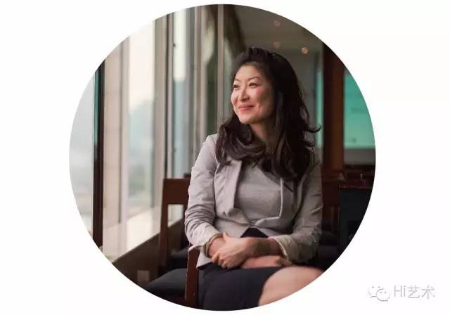 唐丽莉
当代艺术市场专家、艺术品经纪人
近两年“文化地产”这个词儿大家都耳熟能详了,但是如何提高文化和把艺术放在其中,并能产生经济效应我觉得还在讨论和尝试的过程里。苏宁偏向收藏,宝龙则是个很好的案例,他们旗下涉及美术馆、拍卖、画廊,都做的不错。通过艺术品的收藏和相关业务的拓展,宝龙地产的知名度有很大的提高,而且是和艺术捆绑并得到关注。国家政策在文化地产这一块是有优待的,所以很多地产美术馆应运而生,只是大都还停留在建筑上,没有自己的收藏。这个对艺术品行业来说还是利大于弊的,包括最近的遗产税的出台,以及人民币贬值,都在一定程度上刺激了艺术品消费。可是归根结底,我觉得全民美育教育的提高,艺术品行业各个环节的专业化的进步,艺术家的创造力是根本,政策和金融是推动。
唐丽莉
当代艺术市场专家、艺术品经纪人
近两年“文化地产”这个词儿大家都耳熟能详了,但是如何提高文化和把艺术放在其中,并能产生经济效应我觉得还在讨论和尝试的过程里。苏宁偏向收藏,宝龙则是个很好的案例,他们旗下涉及美术馆、拍卖、画廊,都做的不错。通过艺术品的收藏和相关业务的拓展,宝龙地产的知名度有很大的提高,而且是和艺术捆绑并得到关注。国家政策在文化地产这一块是有优待的,所以很多地产美术馆应运而生,只是大都还停留在建筑上,没有自己的收藏。这个对艺术品行业来说还是利大于弊的,包括最近的遗产税的出台,以及人民币贬值,都在一定程度上刺激了艺术品消费。可是归根结底,我觉得全民美育教育的提高,艺术品行业各个环节的专业化的进步,艺术家的创造力是根本,政策和金融是推动。