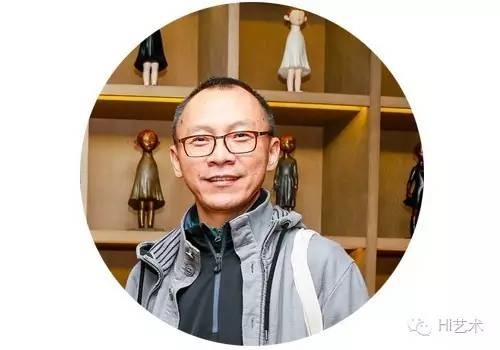 田歌
收藏家
元人任仁发《五王醉归图卷》和齐白石《山水册》两件拍品的成交令人欣喜。但我个人不认为这就代表着中国书画乃至艺术品投资领域的整体回暖,或者设问所说的重回顶峰,至少目前它们只是个例,以几个个案来验证市场导向不一定准确吧,更何况说重回顶峰,难道设问者认为两三个亿的单品成交额就是中国书画的顶峰?抑或是《五王醉归图卷》价格很高?反而我觉得越来越明显的两极分化倒是一种可能的趋势。
至于是否这两件拍品的买家代表了房地产企业、并逐渐从地产领域在向文化领域转型,我个人认为也只是积极乐观的猜想的一种而已,当然我更乐于看到这种猜想是事实。如同股市中的指标股能够起到振奋市场、激励人心的作用,这一点在艺术品市场会有,但也不能不忽略背后可能实际隐藏的汇率和人民币贬值等诸多因素造成的隐忧。
我倒是仍坚持也更高兴地看到,除了纯粹的投资理念,以收藏为目的的买家仍保持一定程度的活跃,这才应是真正的好消息和推动市场良性发展的动力。
田歌
收藏家
元人任仁发《五王醉归图卷》和齐白石《山水册》两件拍品的成交令人欣喜。但我个人不认为这就代表着中国书画乃至艺术品投资领域的整体回暖,或者设问所说的重回顶峰,至少目前它们只是个例,以几个个案来验证市场导向不一定准确吧,更何况说重回顶峰,难道设问者认为两三个亿的单品成交额就是中国书画的顶峰?抑或是《五王醉归图卷》价格很高?反而我觉得越来越明显的两极分化倒是一种可能的趋势。
至于是否这两件拍品的买家代表了房地产企业、并逐渐从地产领域在向文化领域转型,我个人认为也只是积极乐观的猜想的一种而已,当然我更乐于看到这种猜想是事实。如同股市中的指标股能够起到振奋市场、激励人心的作用,这一点在艺术品市场会有,但也不能不忽略背后可能实际隐藏的汇率和人民币贬值等诸多因素造成的隐忧。
我倒是仍坚持也更高兴地看到,除了纯粹的投资理念,以收藏为目的的买家仍保持一定程度的活跃,这才应是真正的好消息和推动市场良性发展的动力。