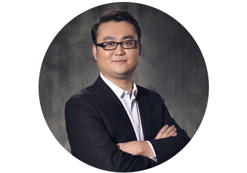 谢晓冬
策展人、在艺App创始人
税收、政策都太远了,对艺术市场的影响不会这么快,而且即便产生影响,也是短期内。企业的转型和城市的转型才是推进艺术市场最大的动力。文化企业的出现、传统企业向文化企业转型,新的经济增长点出现,这种企业行为、政府行为才是推动艺术资产配置的最大影响。无论是伦敦还是纽约,文化创意产业如动漫、电影的发展,到现在的“艺术周”,就是很好的例子。城市寻求文化资产配置,打造文化社区;地产公司向文化企业转型,比如宝龙集团要建美术馆。以上的宏观两大现实,才是推进艺术市场最大的利好。
谢晓冬
策展人、在艺App创始人
税收、政策都太远了,对艺术市场的影响不会这么快,而且即便产生影响,也是短期内。企业的转型和城市的转型才是推进艺术市场最大的动力。文化企业的出现、传统企业向文化企业转型,新的经济增长点出现,这种企业行为、政府行为才是推动艺术资产配置的最大影响。无论是伦敦还是纽约,文化创意产业如动漫、电影的发展,到现在的“艺术周”,就是很好的例子。城市寻求文化资产配置,打造文化社区;地产公司向文化企业转型,比如宝龙集团要建美术馆。以上的宏观两大现实,才是推进艺术市场最大的利好。