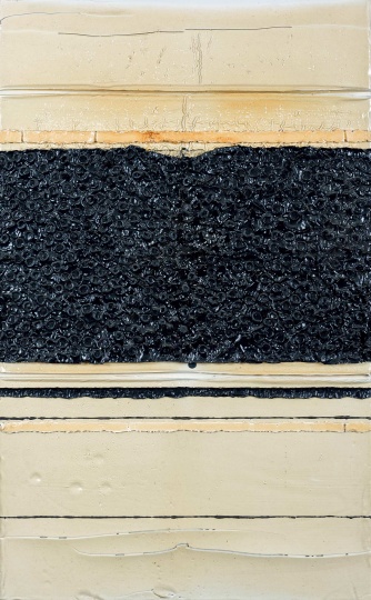 刘韡 《频率NO.1》 80×50cm 综合材料 2011
以55.2万元成交于北京匡时2016秋拍
Hi:哪些艺术家在今年的艺术市场中突围成为黑马?
谢:黑马年年有,“鲜肉”、“腊肉”、“回锅肉”,每年总有几个令人意料之外的成交让人津津乐道。鲜肉们的成绩到是不那么令人惊奇了,毕竟上升道路上处处是惊喜,要说今年的黑马,我想提名是岳敏君早期作品在伦敦和香港的成交现象和以此现象为先导,引发的国内二级市场中“F4”重要作品的活跃成交。
刘韡 《频率NO.1》 80×50cm 综合材料 2011
以55.2万元成交于北京匡时2016秋拍
Hi:哪些艺术家在今年的艺术市场中突围成为黑马?
谢:黑马年年有,“鲜肉”、“腊肉”、“回锅肉”,每年总有几个令人意料之外的成交让人津津乐道。鲜肉们的成绩到是不那么令人惊奇了,毕竟上升道路上处处是惊喜,要说今年的黑马,我想提名是岳敏君早期作品在伦敦和香港的成交现象和以此现象为先导,引发的国内二级市场中“F4”重要作品的活跃成交。
