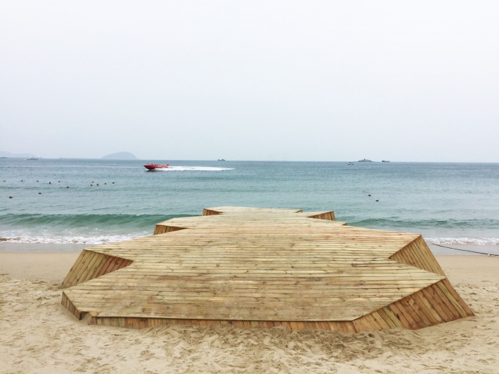 梁硕 《暖》 700×700×170cm 钢、木 2016
梁硕 《暖》 700×700×170cm 钢、木 2016