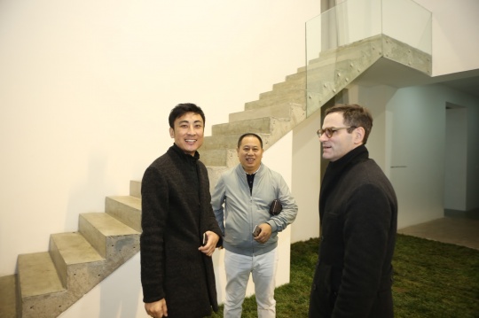 艺术家 蔡磊（左一）
