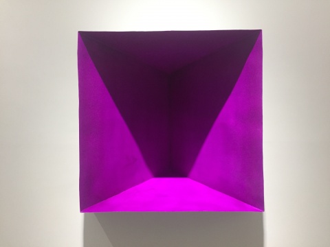 唐骁 《紫色的切口》 100×100×51cm 铁、锌板、丙烯酸溶液、漆 2016 唐骁 《紫色的切口》 100×100×51cm 铁、锌板、丙烯酸溶液、漆 2016