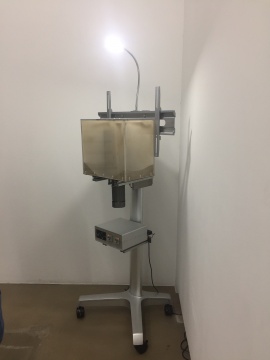 杨光南 《霾》 180×69×60cm 铝支架、电机、刷子、亚克力、灰尘 2016 杨光南 《霾》 180×69×60cm 铝支架、电机、刷子、亚克力、灰尘 2016