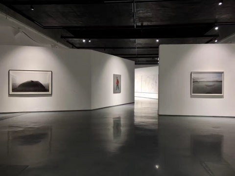 特展以“车马之行”为题，喻指在艺术生态当中，作为一级市场的画廊与艺术家之间密切的互动关系
