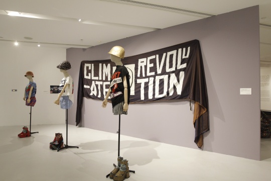 薇薇安·威斯特伍德气候革命横幅及三款气候斗士设计
