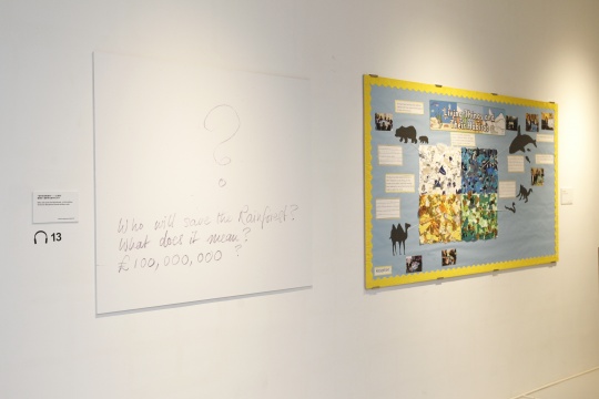 ”谁将会拯救雨林——1亿英镑“薇薇安·威斯特伍德手写文字（左）及小学生拼贴画（右）
