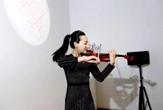 陈菲现场独奏了一曲《宝贝我爱你》
陈菲现场独奏了一曲《宝贝我爱你》