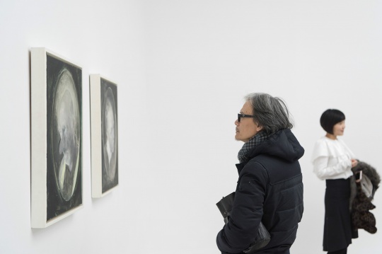 展览现场的观众
展览现场的观众