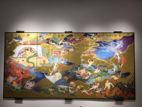 木村了孑 《魔都之海-龙宫乐园图屏风》 340×176cm 和纸金箔贴面 2016
木村了孑 《魔都之海-龙宫乐园图屏风》 340×176cm 和纸金箔贴面 2016