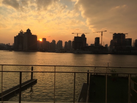 艺仓美术馆外临江而立,图为馆外日落
艺仓美术馆外临江而立,图为馆外日落