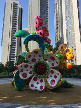 草间弥生室外雕塑作品“盛开在广州的花”（不锈钢，高7.5米）

 

 
