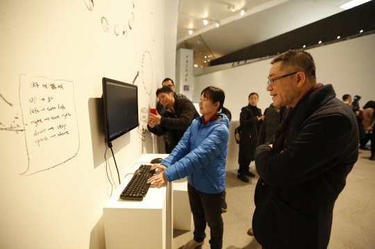 张婧正在演示由自己绘画形象开发的小游戏
