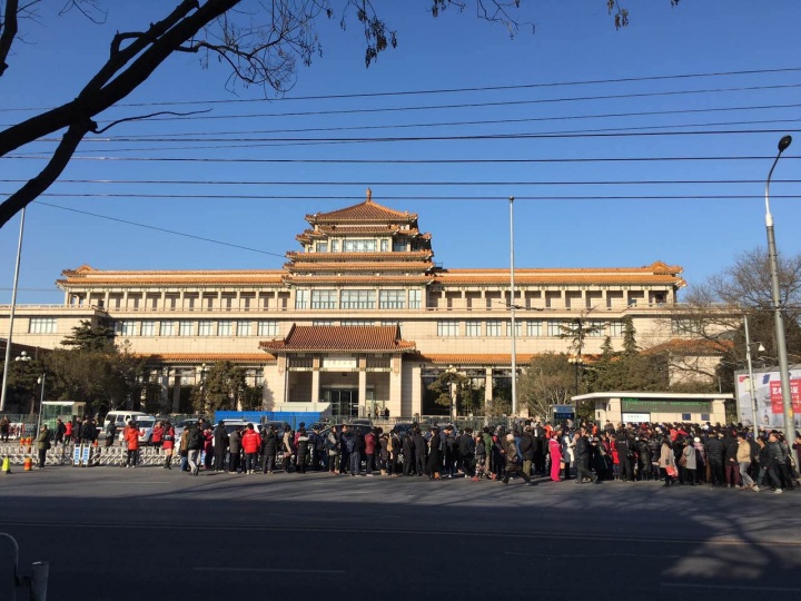 展前中国美术馆排起的长龙
展前中国美术馆排起的长龙