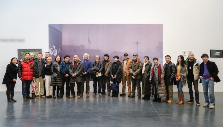 “沙龙沙龙:1972-1982年以北京视角的现代美术实践侧影”展览现场,嘉宾合影
“沙龙沙龙:1972-1982年以北京视角的现代美术实践侧影”展览现场,嘉宾合影